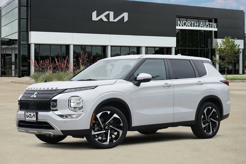 2023 Mitsubishi Outlander - Image 1