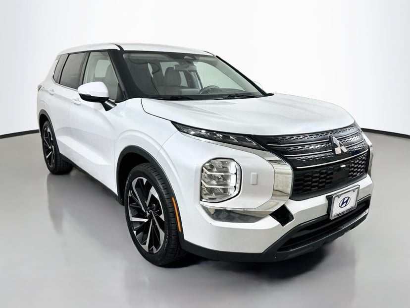 2022 Mitsubishi Outlander - Image 1
