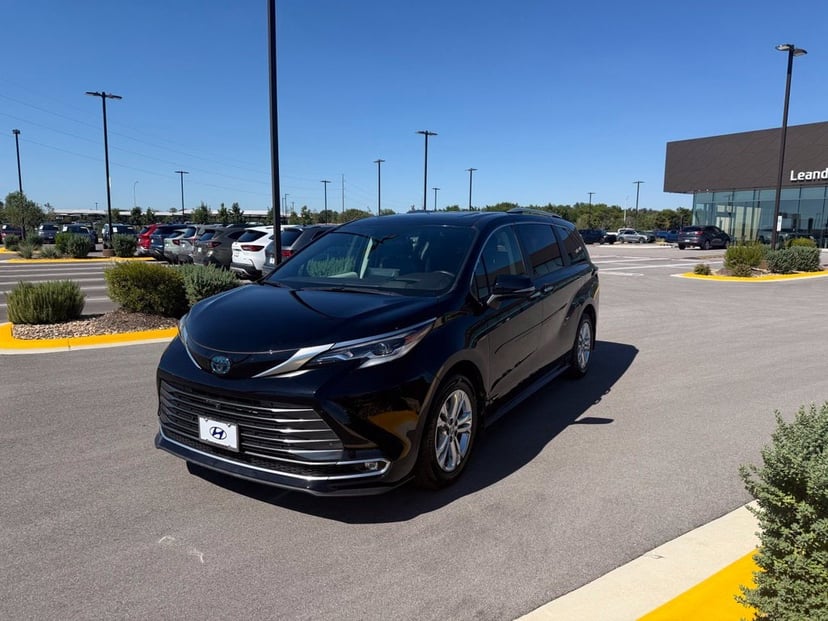 2021 Toyota Sienna - Image 1