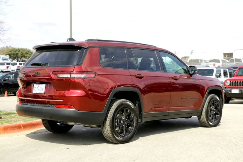 2025 Jeep Grand Cherokee L - Image 3