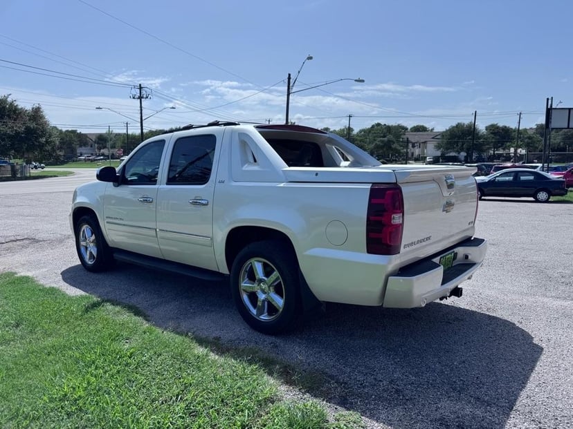 2011 Chevrolet avalanche - Image 3