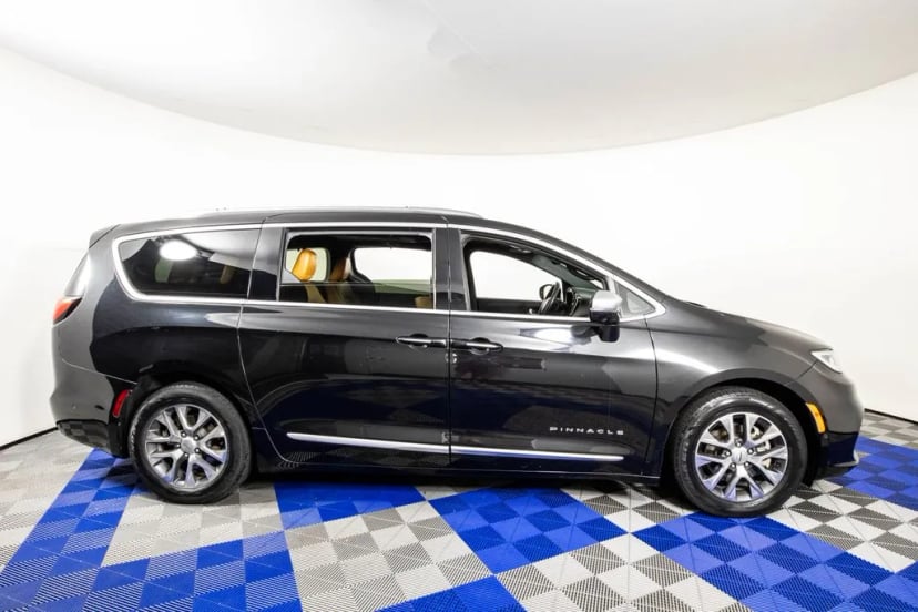 2021 Chrysler Pacifica - Image 3