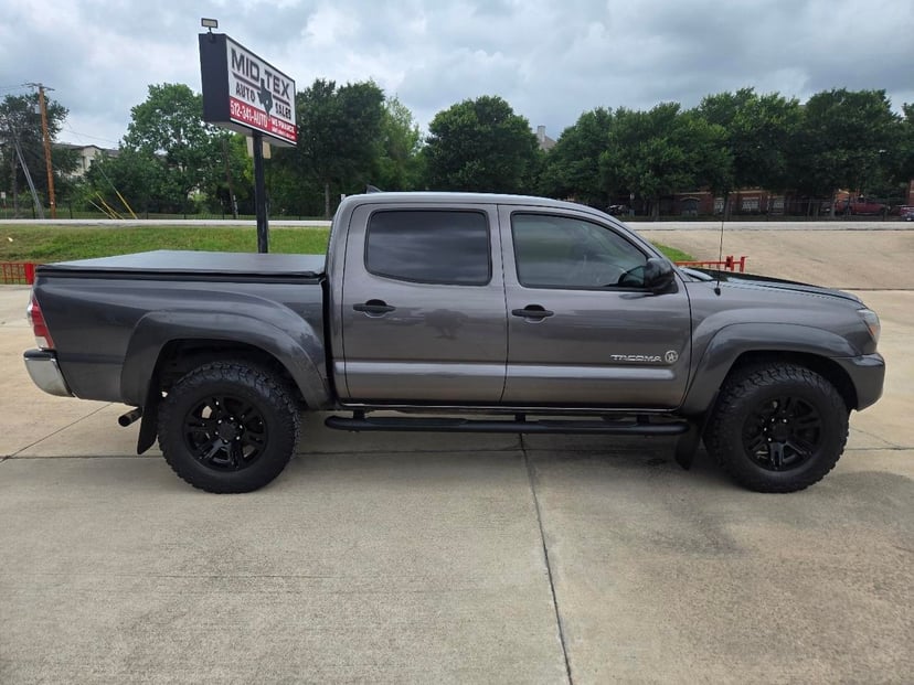 2015 Toyota Tacoma - Image 3