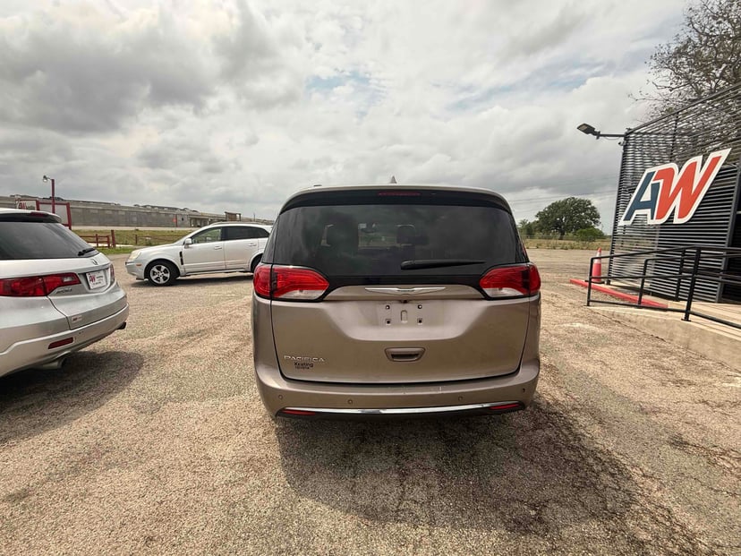 2017 Chrysler Pacifica - Image 2