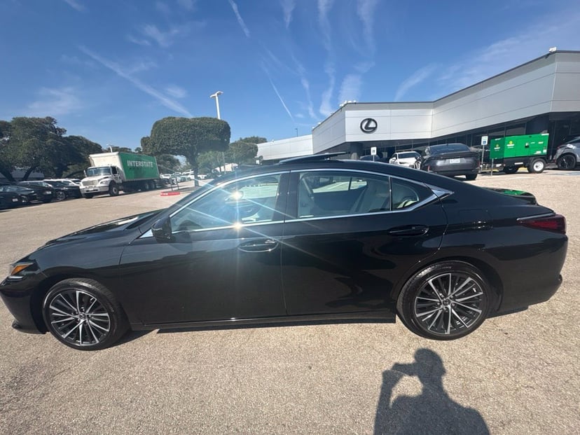 2025 Lexus ES - Image 1