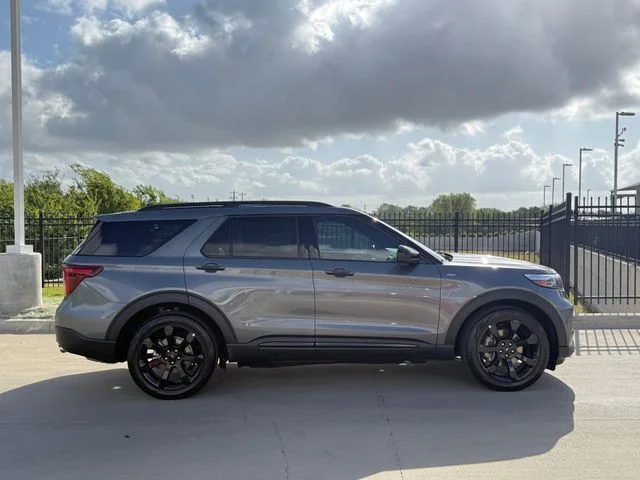 2023 Ford Explorer - Image 2