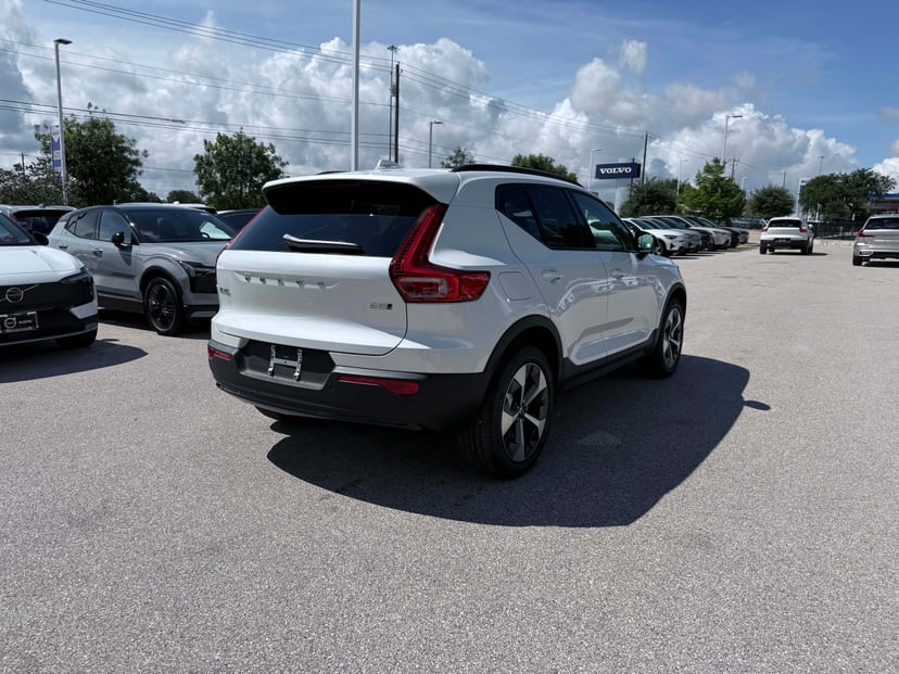 2026 Volvo XC40 - Image 3