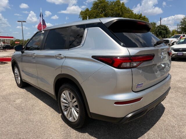 2022 Mitsubishi Outlander - Image 2