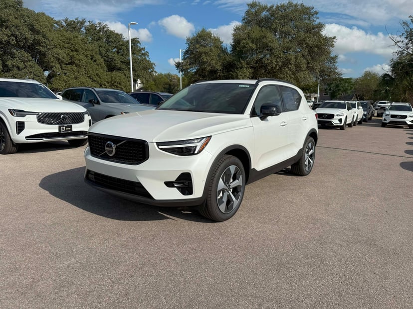 2026 Volvo XC40 - Image 1