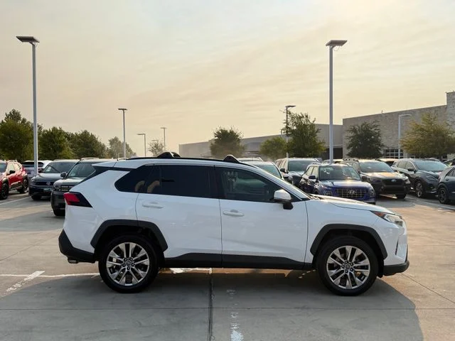 2019 Toyota RAV4 - Image 3