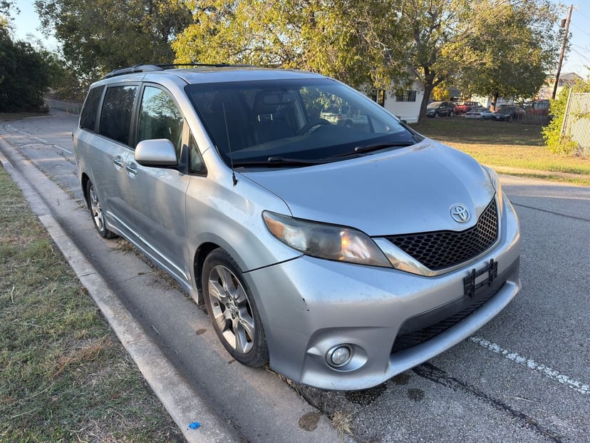 2014 Toyota Sienna - Image 1