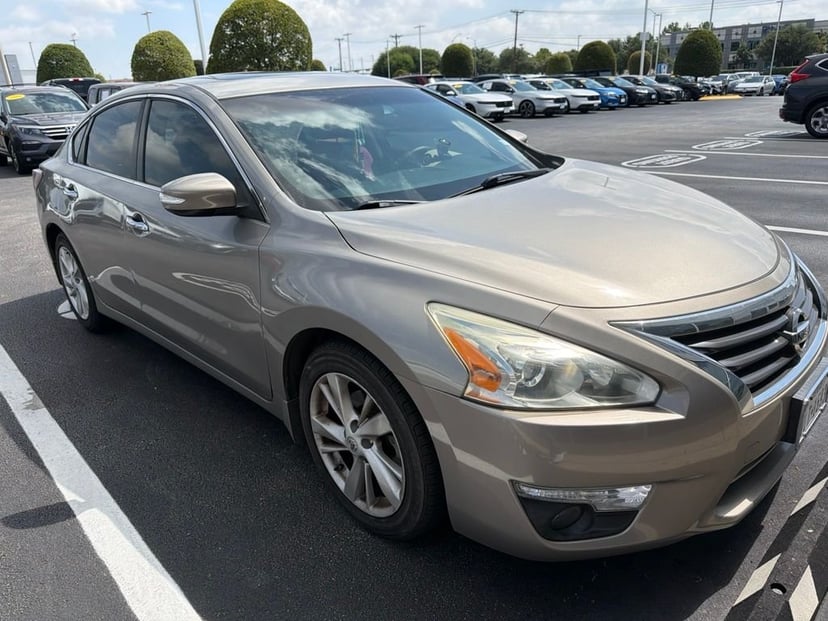 2015 Nissan Altima - Image 2