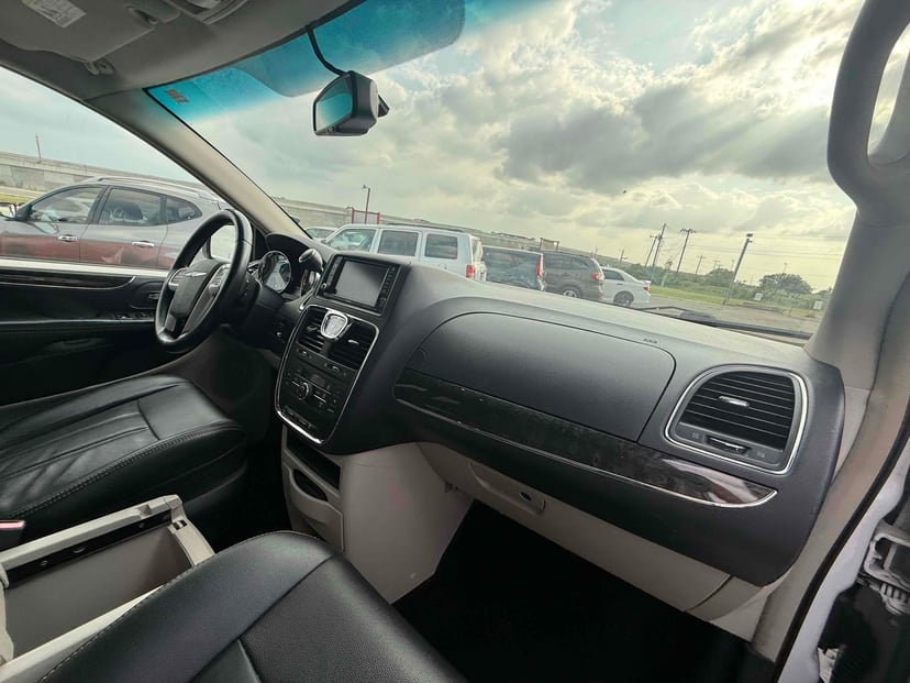 2014 Chrysler Town and Country - Image 3