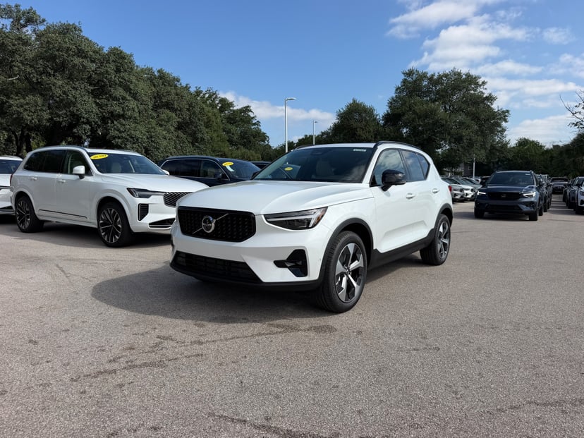2026 Volvo XC40 - Image 1