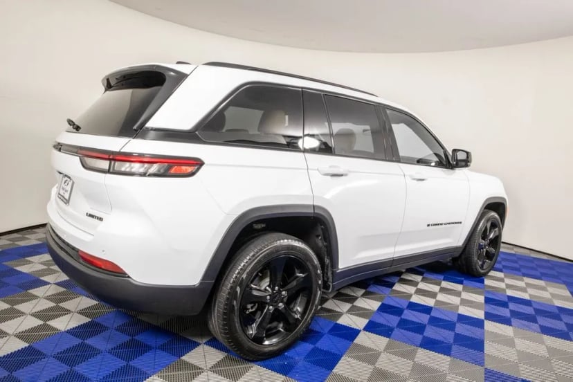 2025 Jeep Grand Cherokee - Image 2