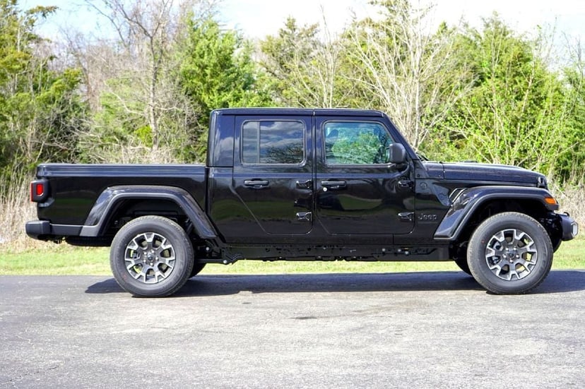 2026 Jeep Gladiator - Image 2