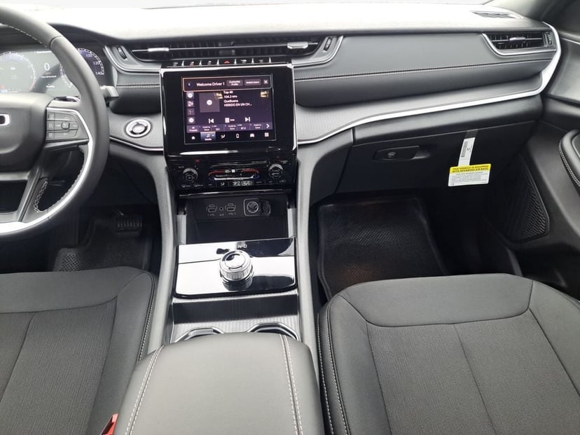 2025 Jeep Grand Cherokee Laredo X - Image 3