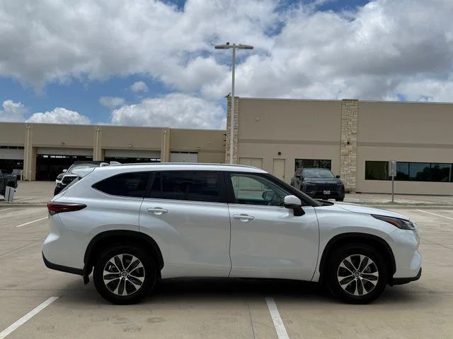 2026 Toyota Highlander - Image 2