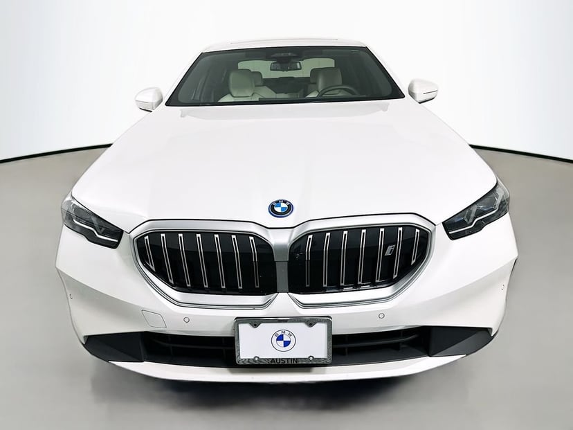 2025 BMW i5 - Image 2