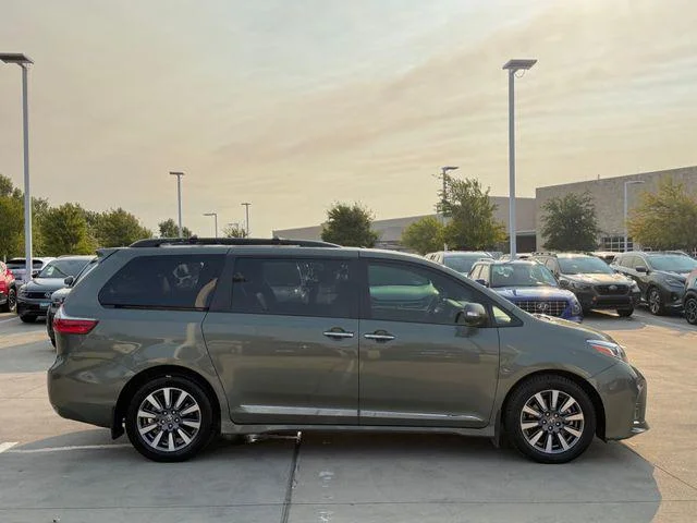 2020 Toyota Sienna - Image 2