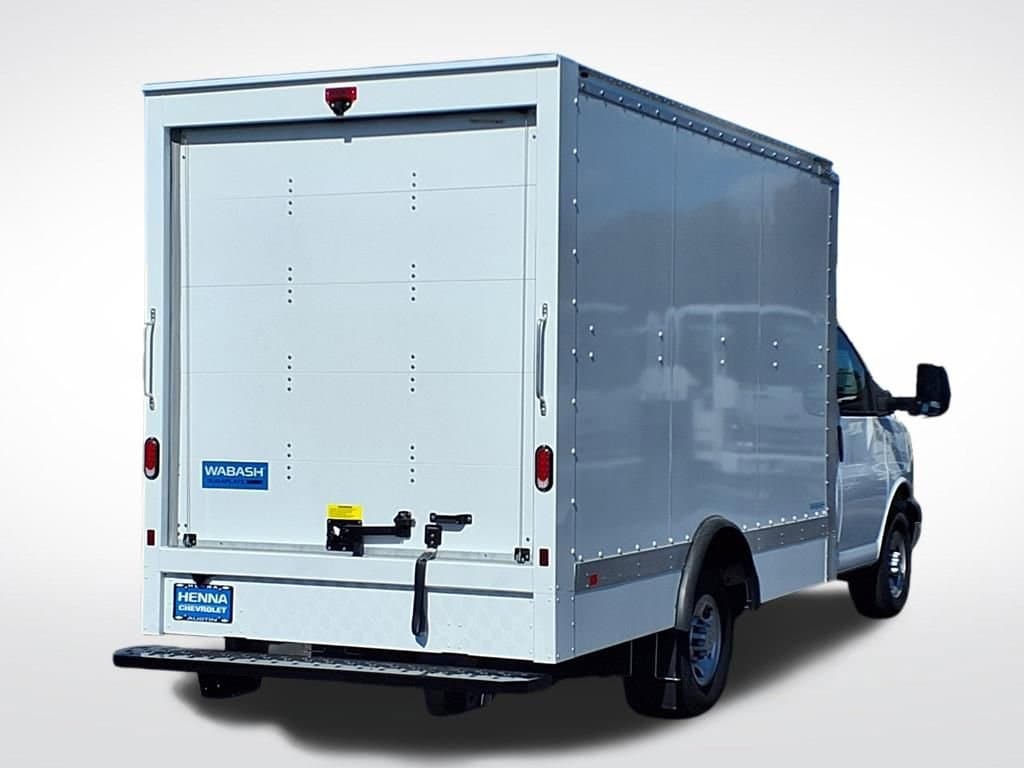 2025 Chevrolet Express Cutaway - Image 2
