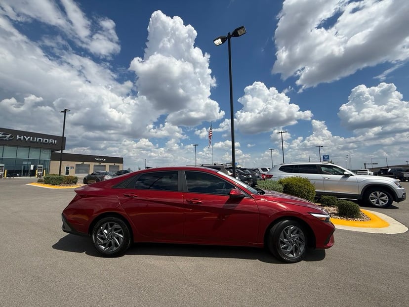2024 Hyundai Elantra - Image 2