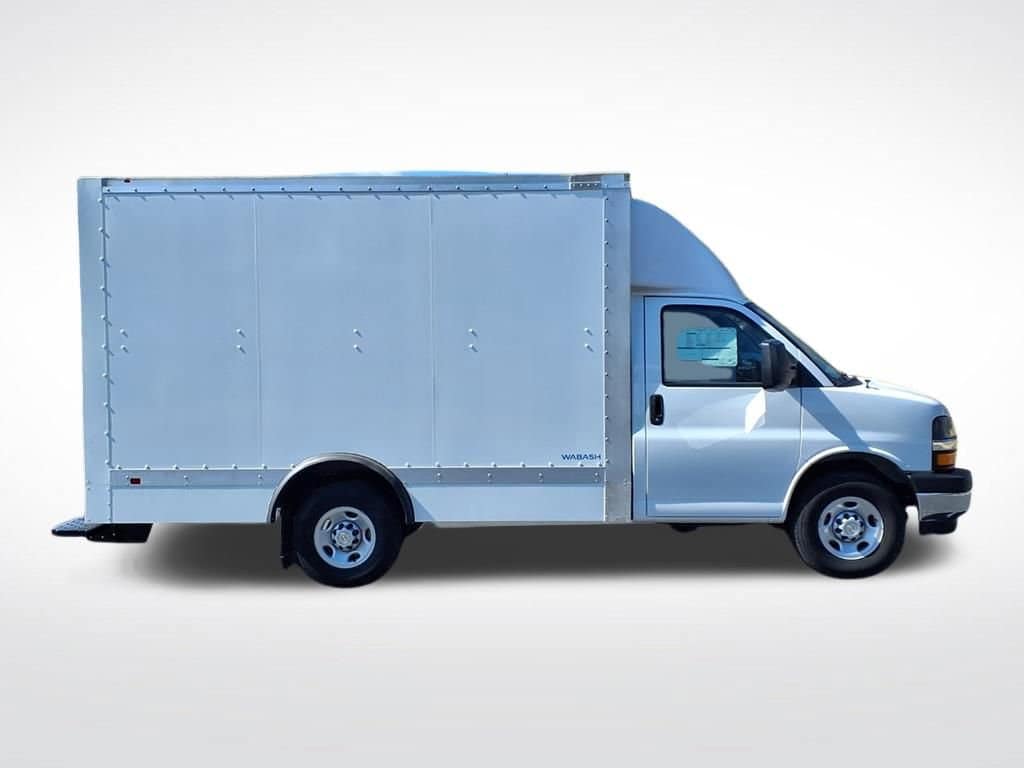 2025 Chevrolet Express Cutaway - Image 2