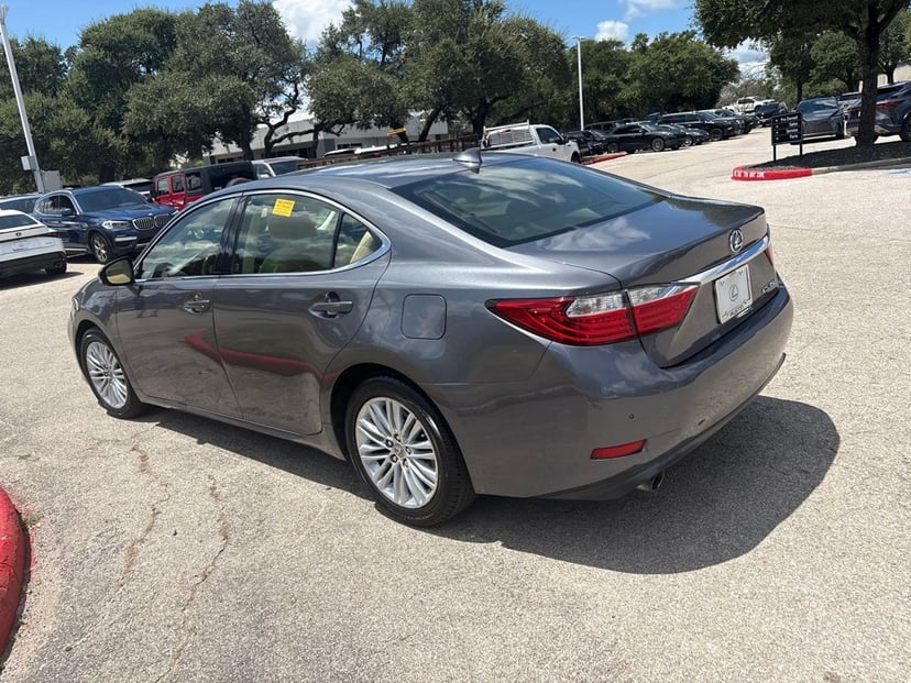 2015 Lexus ES - Image 3