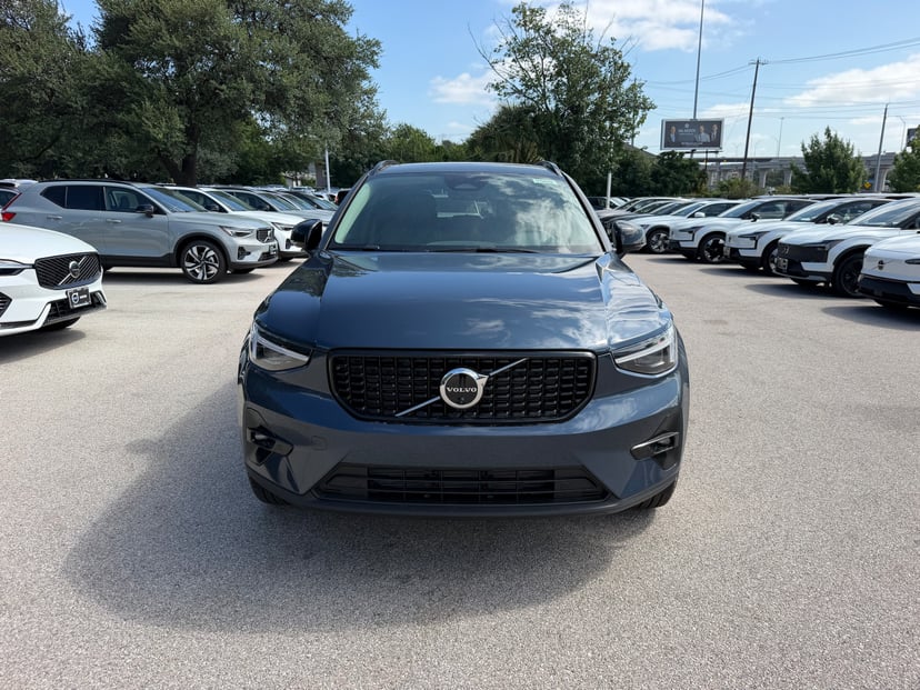 2026 Volvo XC40 - Image 3