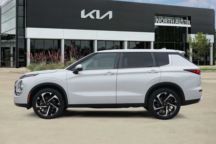 2023 Mitsubishi Outlander - Image 2