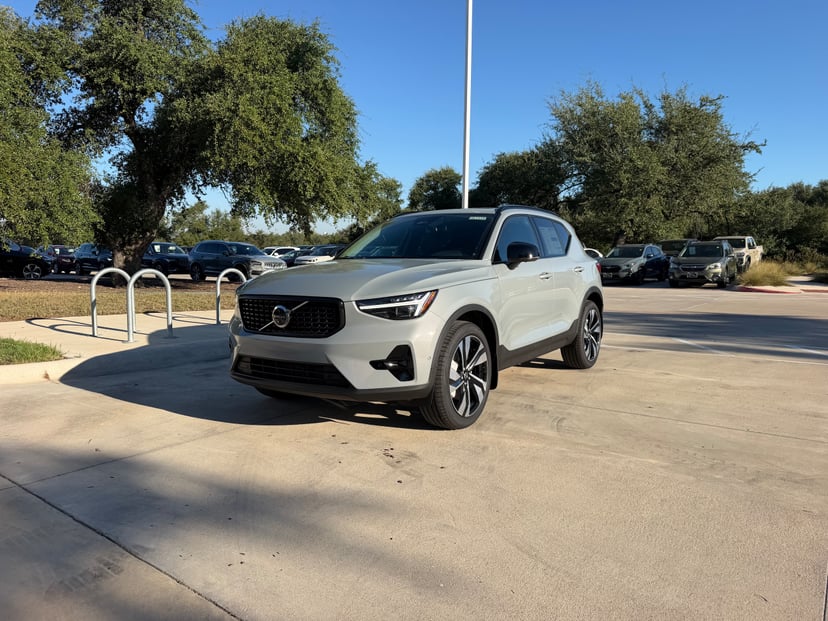 2026 Volvo XC40 - Image 1