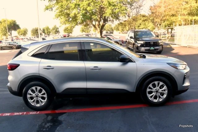 2023 Ford Escape - Image 3