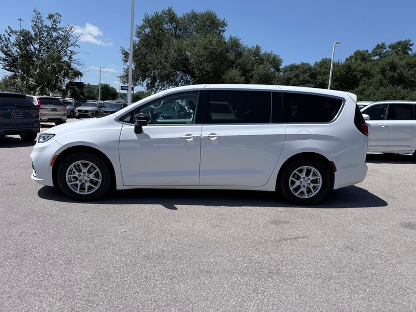 2024 Chrysler Pacifica - Image 2