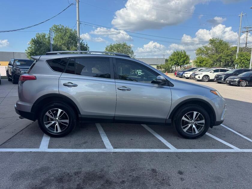 2017 Toyota RAV4 - Image 3