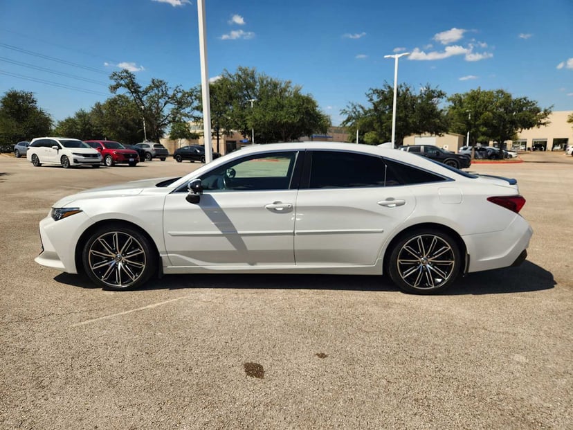 2019 Toyota Avalon - Image 2