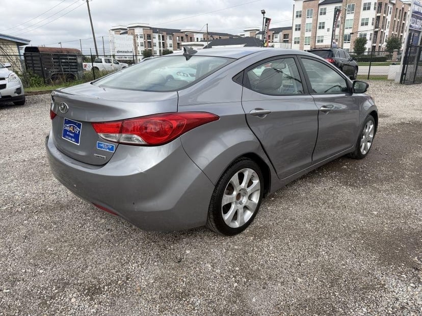 2013 Hyundai Elantra - Image 2