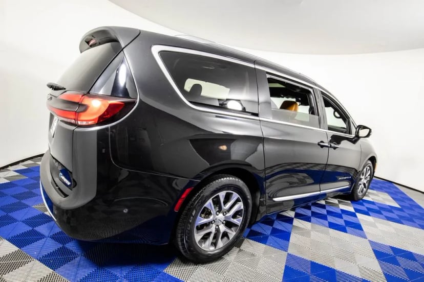 2021 Chrysler Pacifica - Image 2