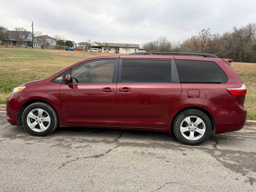2015 Toyota Sienna - Image 2