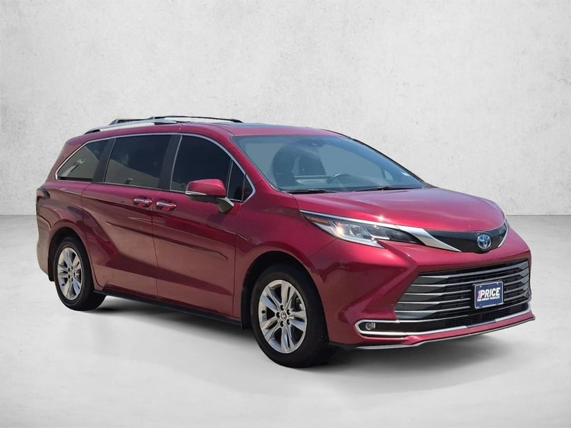 2025 Toyota Sienna - Image 1
