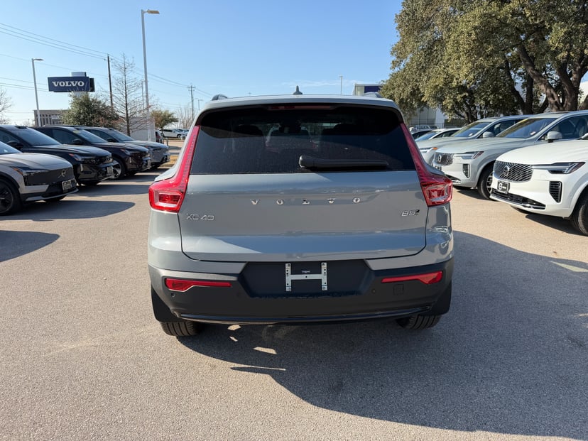 2026 Volvo XC40 - Image 2