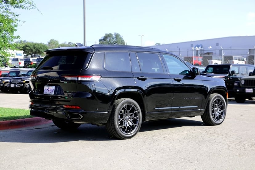 2025 Jeep Grand Cherokee L - Image 2