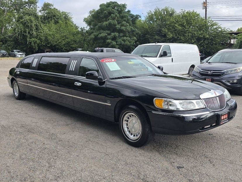 2002 Lincoln Town-CAR - Image 1