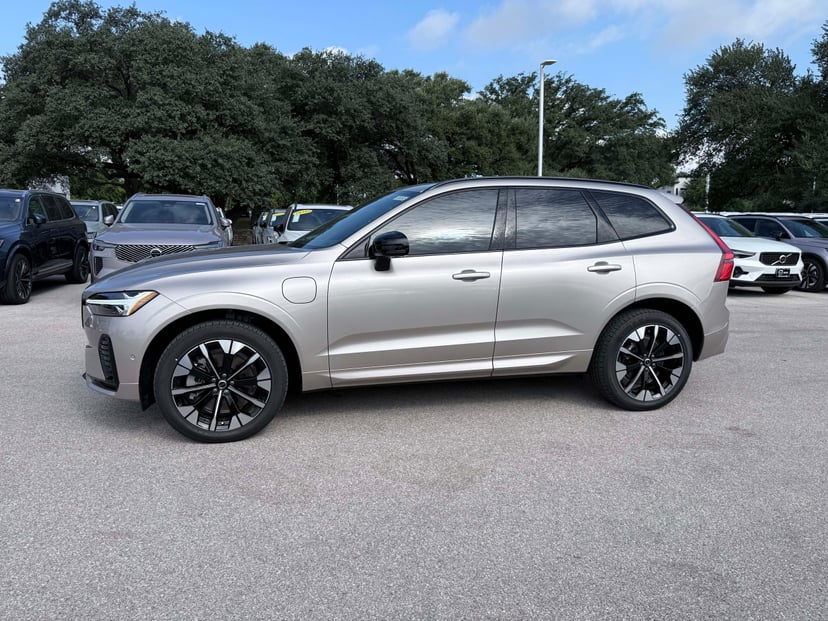 2026 Volvo XC60 - Image 2