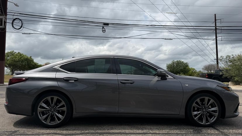 2021 Lexus ES - Image 3