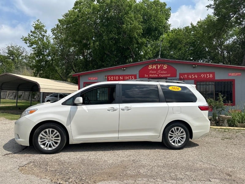 2016 Toyota Sienna - Image 2