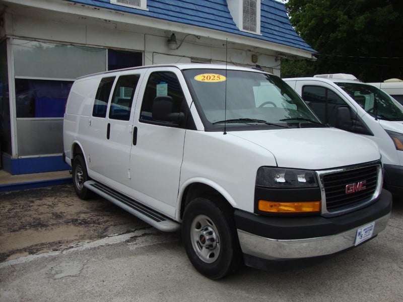 2025 GMC Savana Cargo - Image 1