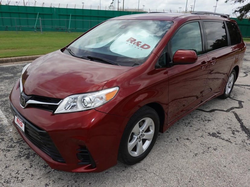 2018 Toyota Sienna - Image 2