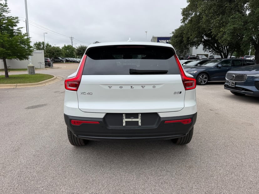 2026 Volvo XC40 - Image 3