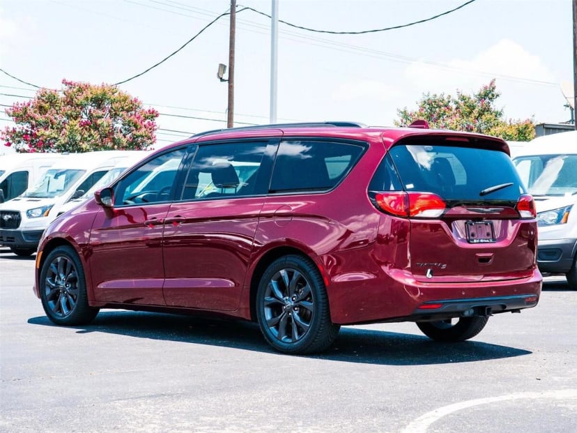 2019 Chrysler Pacifica - Image 2