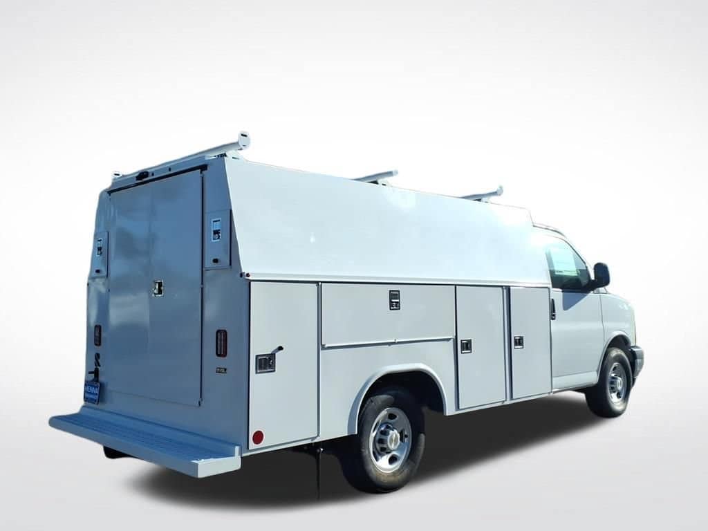 2026 Chevrolet Express Cutaway - Image 2